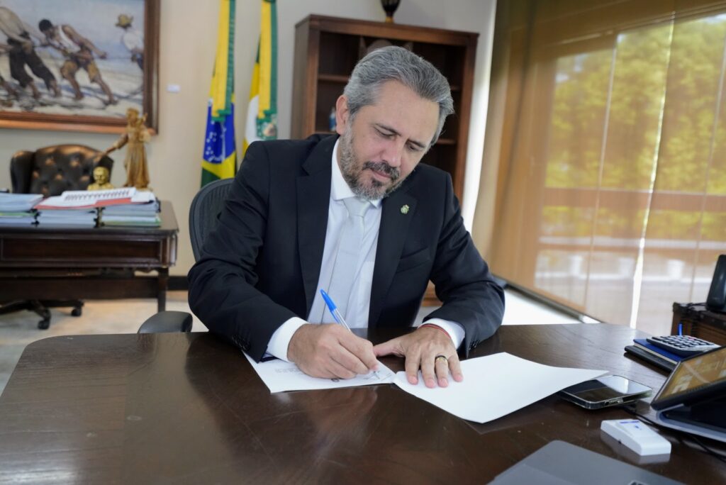 Elmano de Freitas é o Governador com menor salário do Brasil