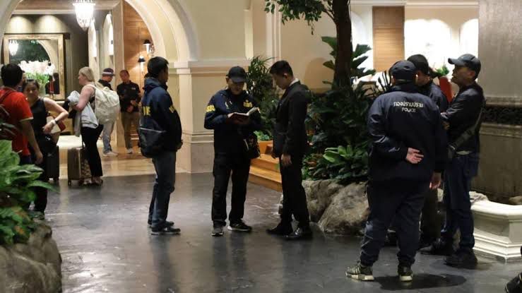 Seis hóspedes são encontrados mortos em hotel 5 estrelas na Tailândia; polícia suspeita de envenenamento.