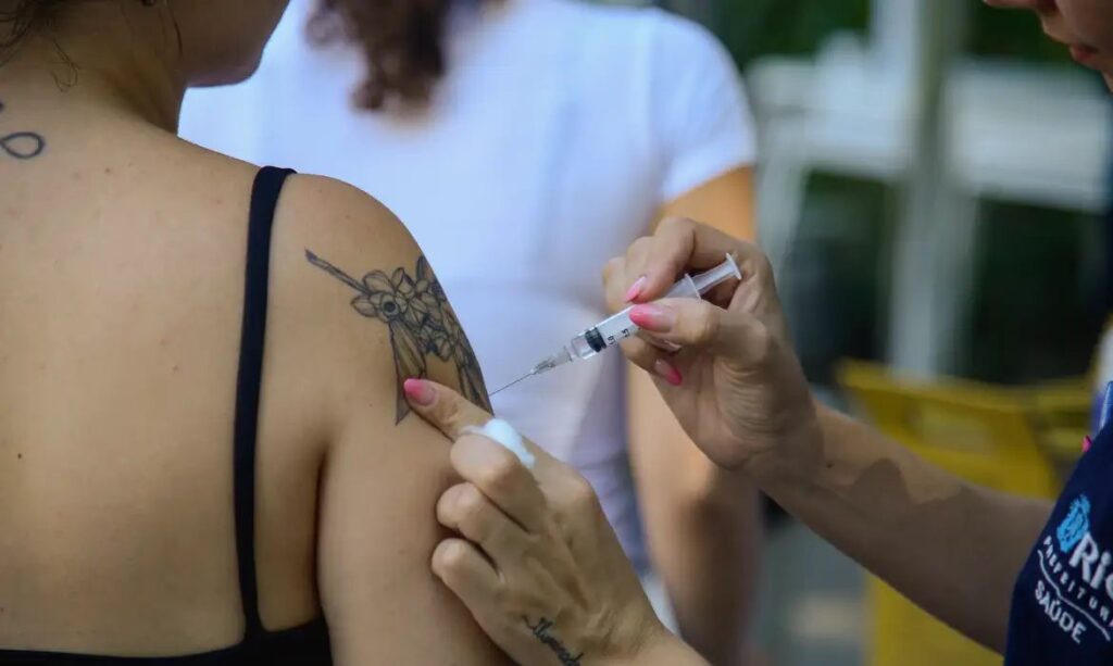 Casos de rinovírus e covid-19 crescem no país, aponta Fiocruz, Crianças e adolescentes são os mais afetados pelo rinovírus.