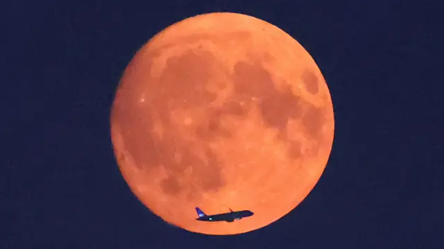 Super lua azul, fenômeno foi fotografado em varias partes do mundo.