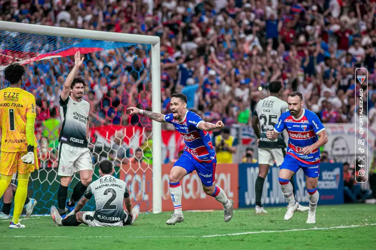 Fortaleza vence Corinthians e assume a liderança do Brasileirão.