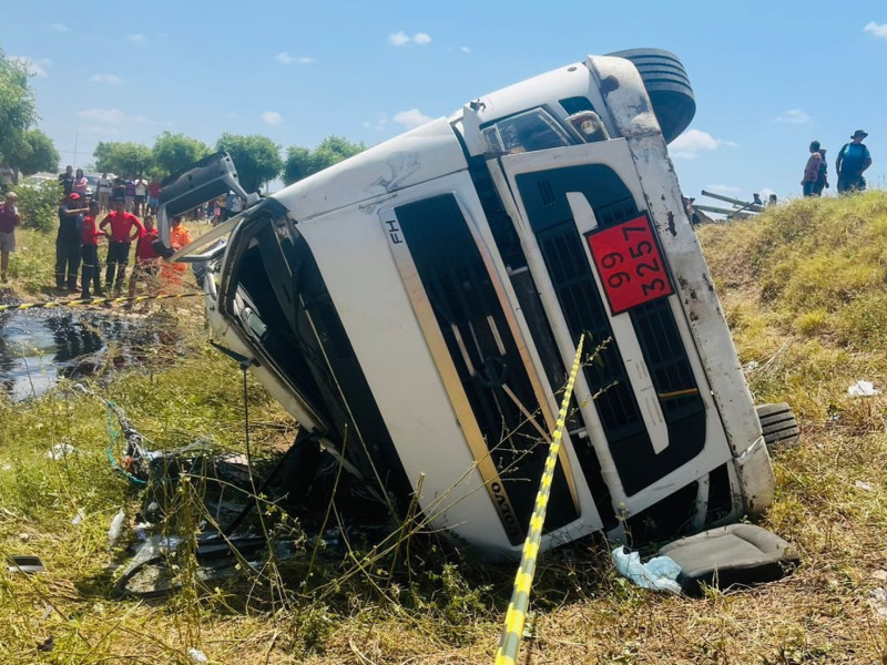Caminhão que transportava asfalto liquido tomba na BR0-20 no Ceará.