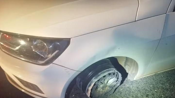 Homem com sinais de embriaguez é preso dirigindo carro sem pneus