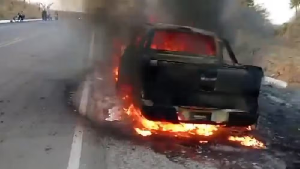 Bateria de celular explode e destrói caminhonete em incêndio no Ceará