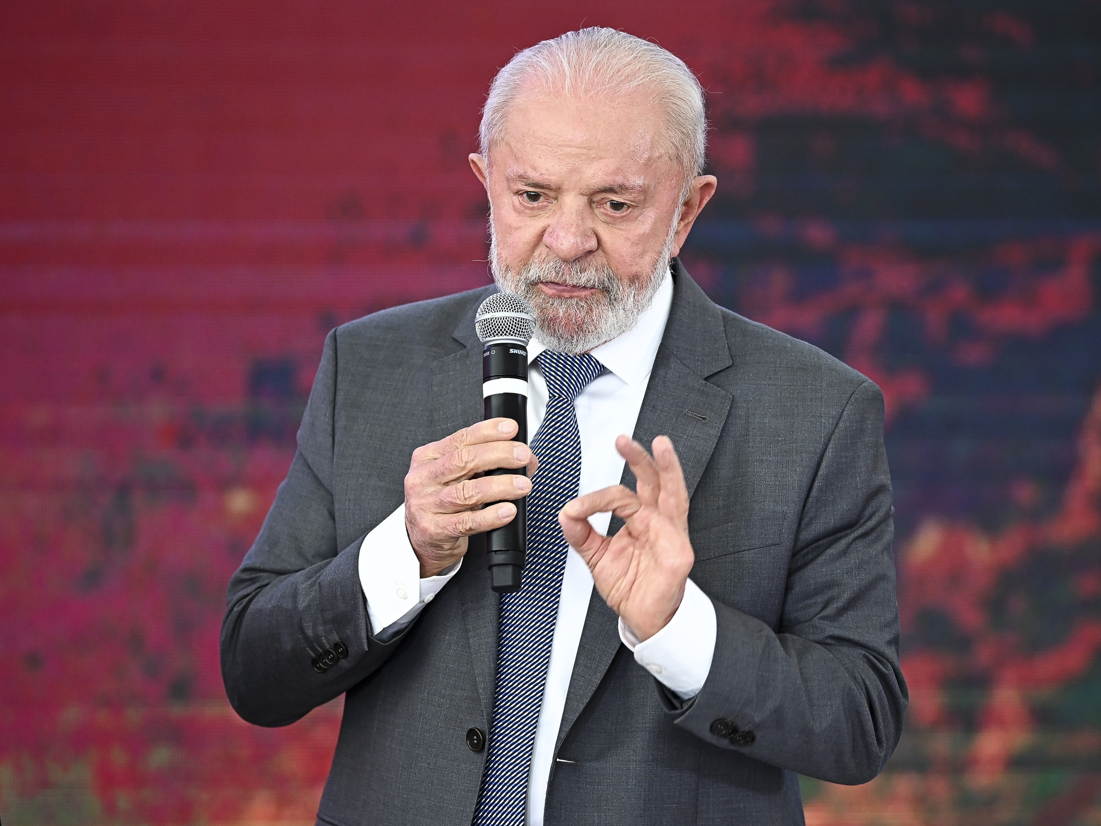 Lula passa por cirurgia de emergência para drenar hematoma na cabeça