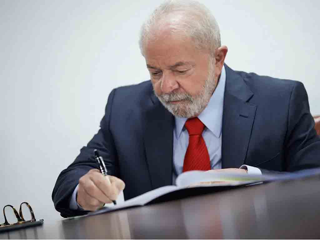 Presidente Lula assinou decreto que eleva o salário mínimo para R$ 1.518,00 a partir de Primeiro de Janeiro de 2025