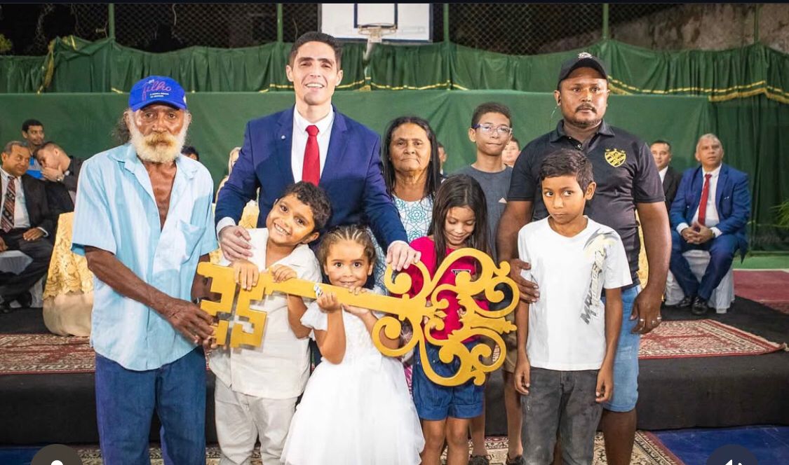 Prefeito Marcondes Barbosa em ato Simbólico recebe a chave da Prefeitura das mãos do povo de Palmácia