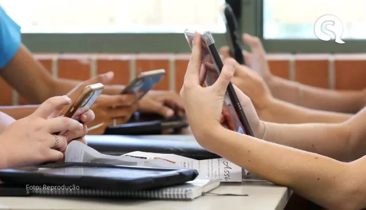 Lula sanciona lei que proíbe uso de celulares em sala de aula