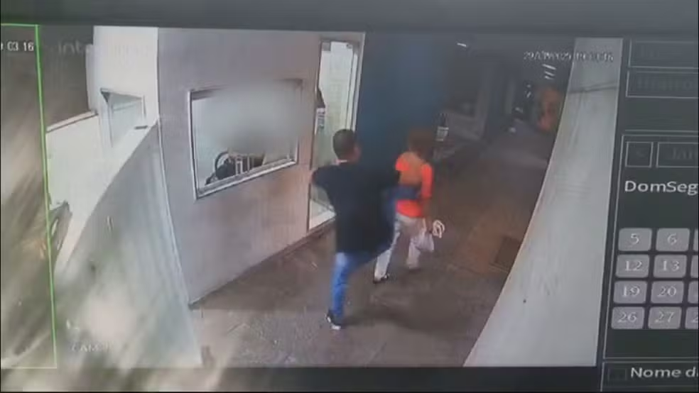 Idosa leva chute nas costas de motorista de aplicativo ao entrar em prédio em Copacabana
