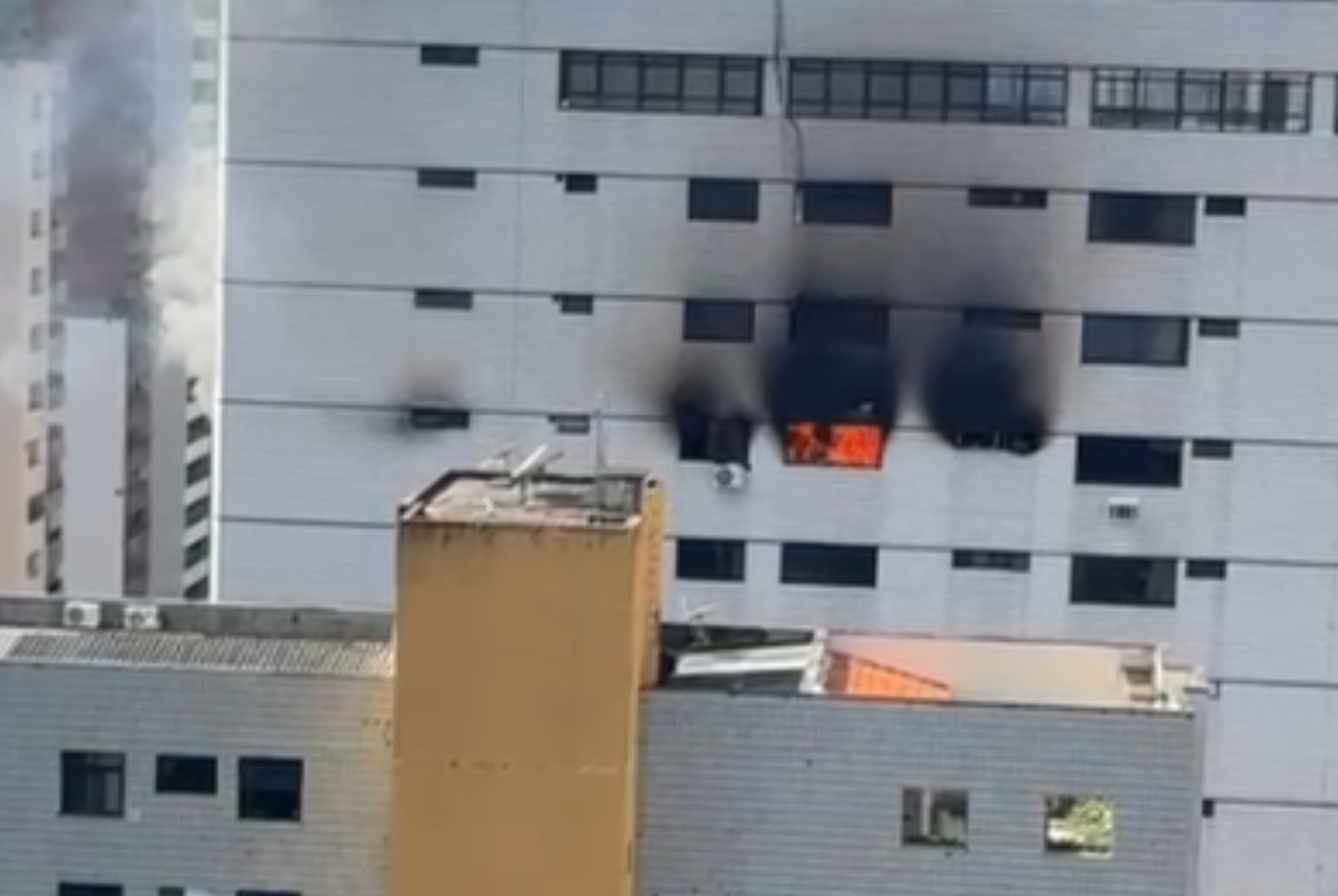 Incêndio de grandes proporções atinge apartamentos em condomínio no Meireles, em Fortaleza