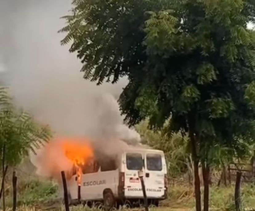 Van que transportava alunos da rede Pública municipal de Jucás pega fogo