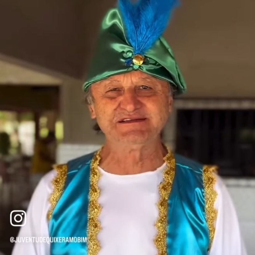 Prefeito de Quixeramobim se veste de gênio da lâmpada para anunciar atração da festa do Município