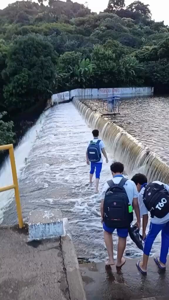 Estudantes de Baturité cruzam barragem alagada para chegar a escola