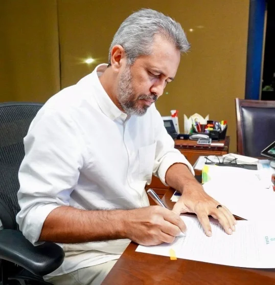 Governador Elmano de Freitas decreta ponto facultativo nesta sexta-feira 20 de junho