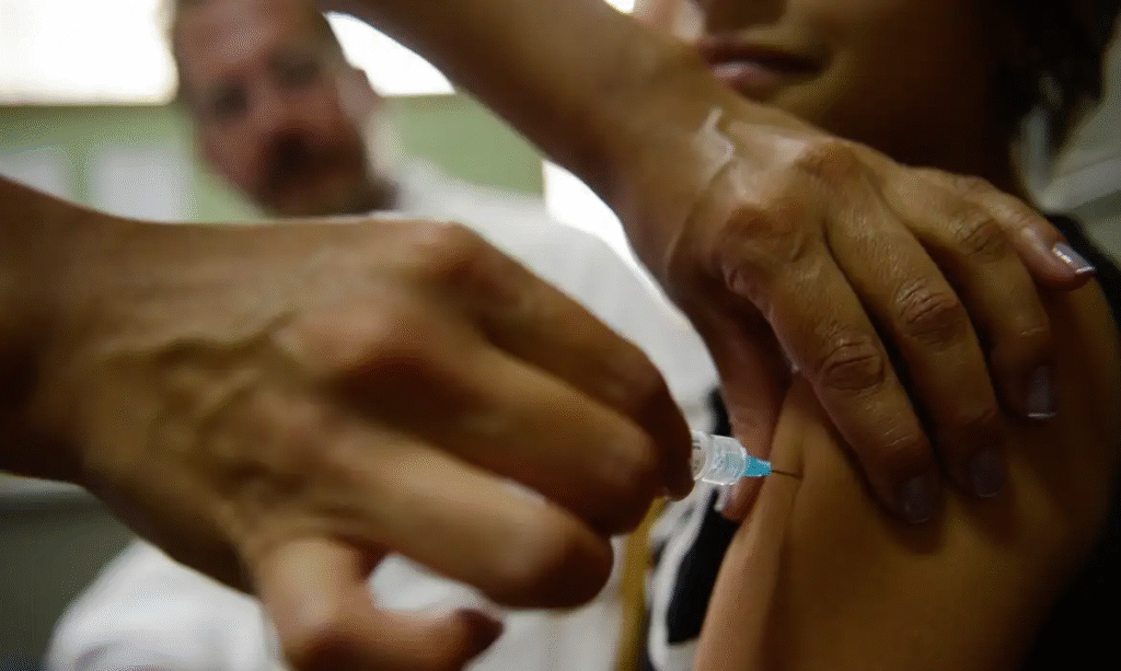 Adolescentes de 15 a 19 anos têm até dezembro para vacinar contra HPV