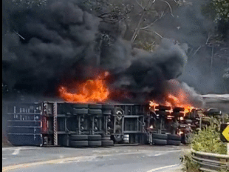 Carreta tomba e é destruída por incêndio  após colisão na BR-222 em Tianguá