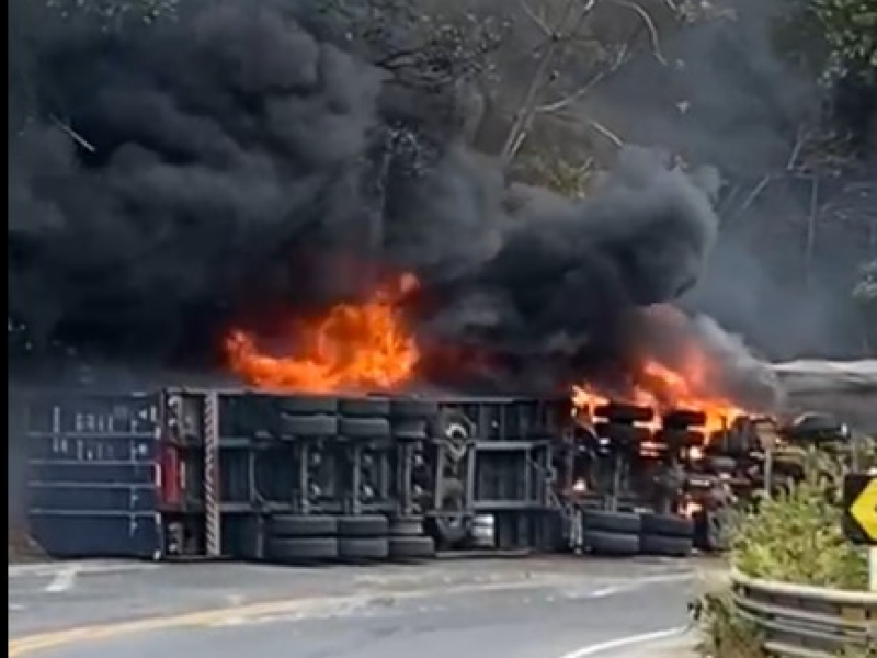 Carreta tomba e é destruída por incêndio  após colisão na BR-222 em Tianguá
