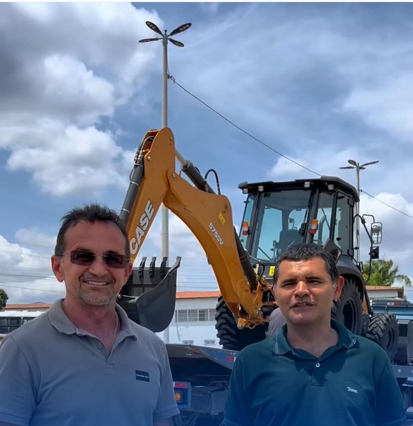 Acarape recebe nova retroescavadeira adquirida com recursos próprios