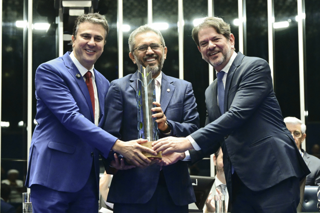 Governador do Ceará recebe comenda do Senado Federal pela alfabetização de crianças na idade certa