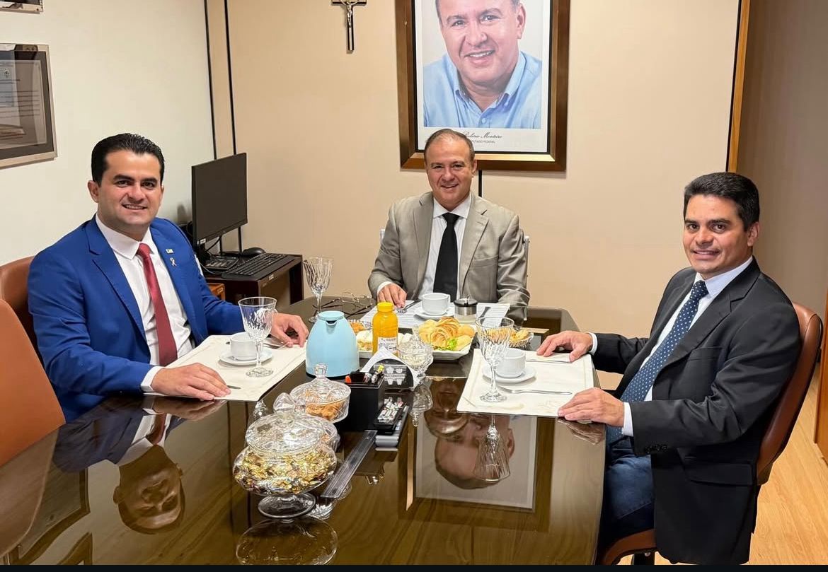 Prefeito de Mulungu, garante R$ 1 milhão para obras de asfaltamento durante agenda em Brasília