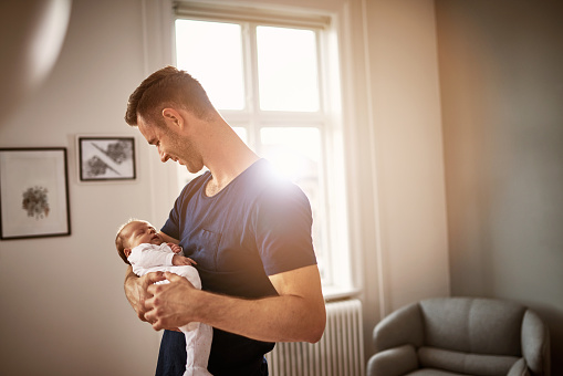 Câmara aprova projeto que aumenta gradualmente para 20 dias a licença maternidade