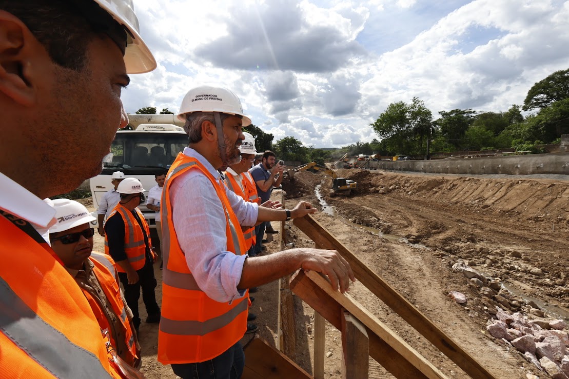Crato: com investimento de R$ 104 mi, governador Elmano de Freitas visita obras de requalificação do Canal do Rio Granjeiro