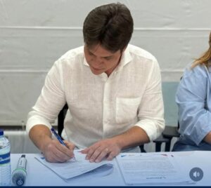 Prefeito de Baturité assina edital do concurso público municipal