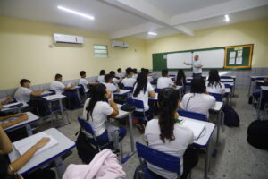 Proposta de reajuste no piso salarial dos professores é aprovada na Alece