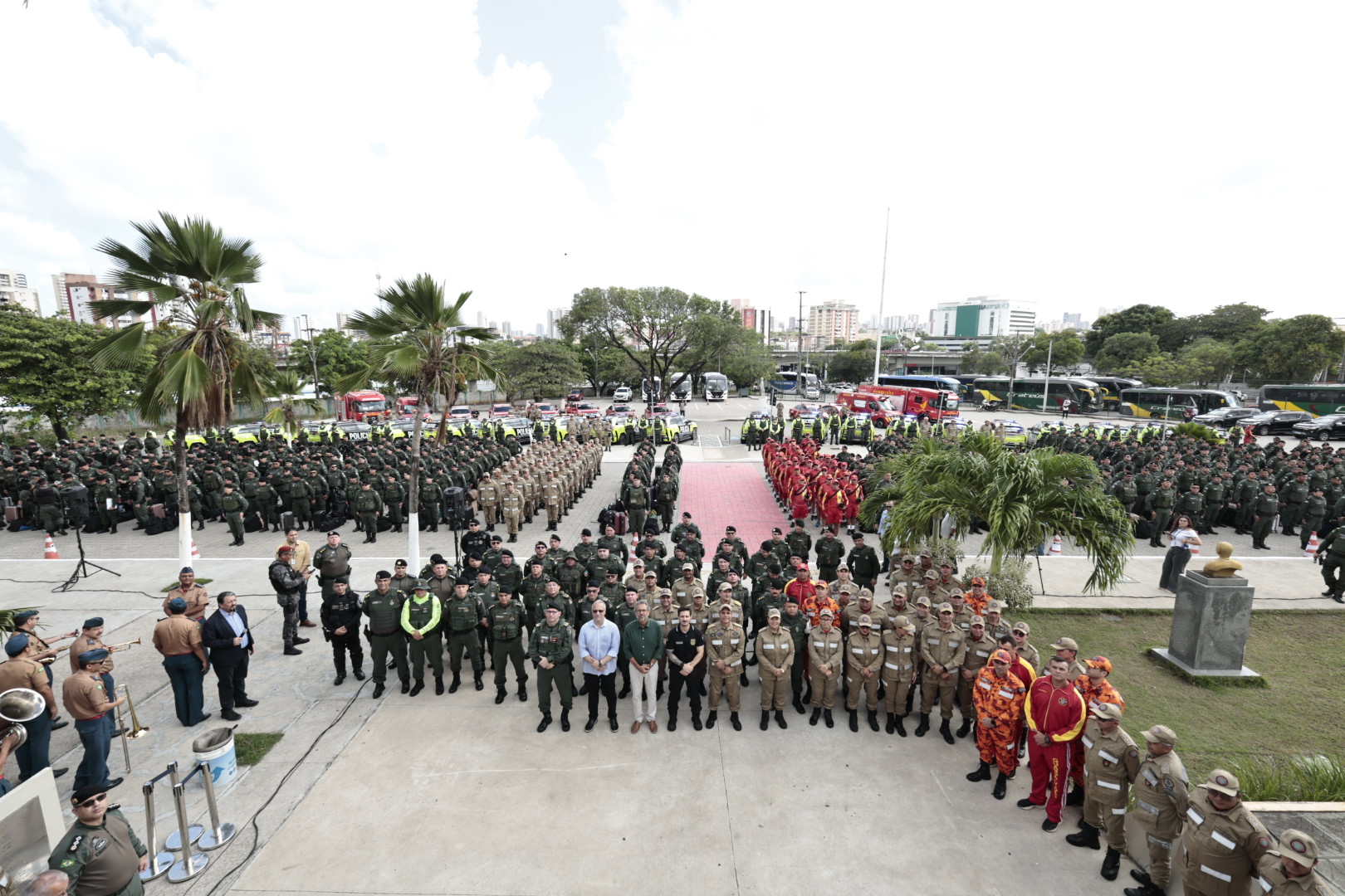 Governo do Ceará entrega 20 novas viaturas ao BPTur durante saída para Operação Carnaval 2026