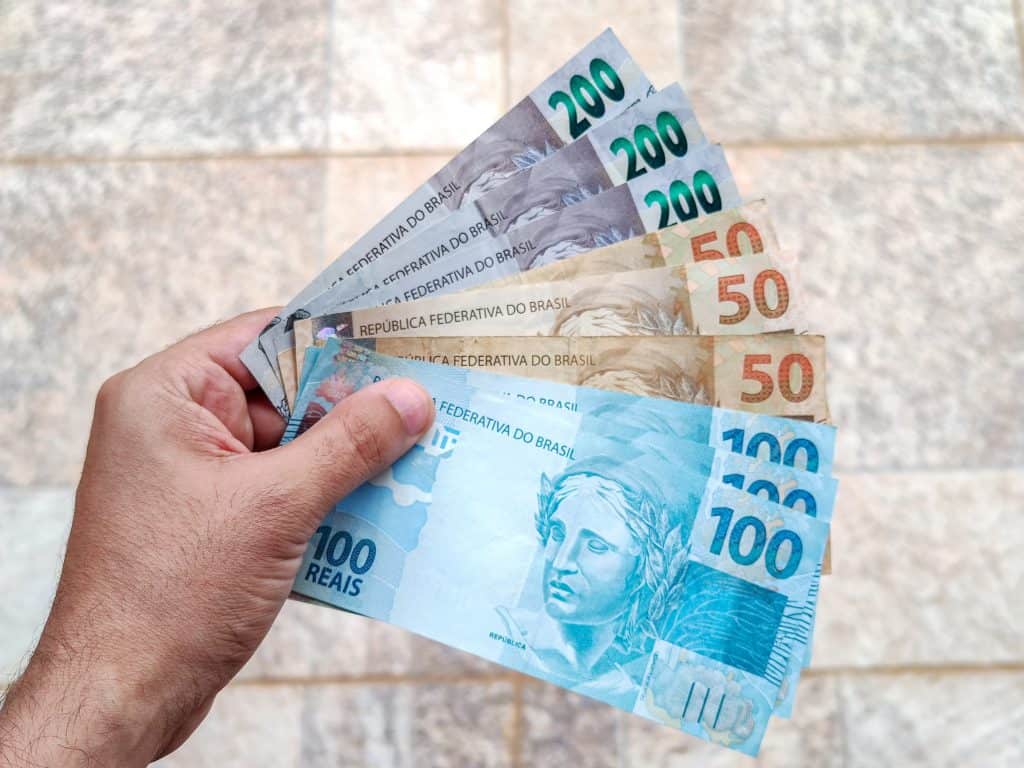 Salário mínimo de R$ 1.621 começa a ser pago nesta segunda